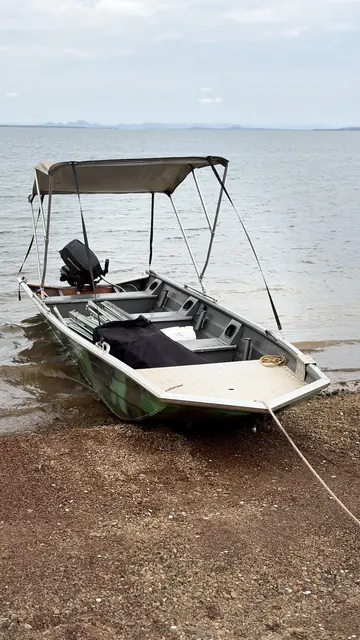 Barco de Pesca Ancorado na Orla do Lago Serra da Mesa