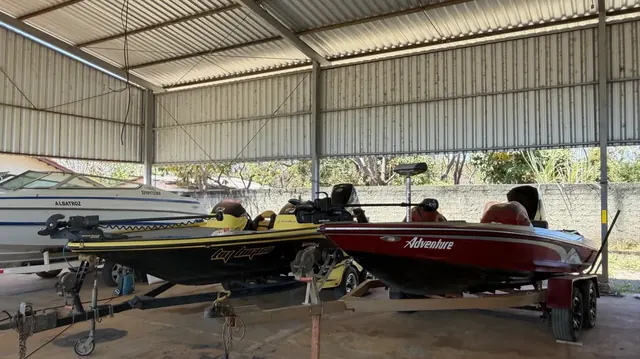Bass Boat Vermelho Especial para Pesca de Tucunaré