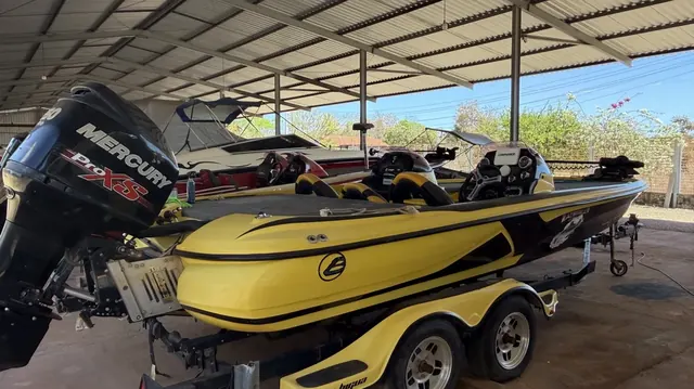 Carreta de Dois Eixos e Barco de Competição