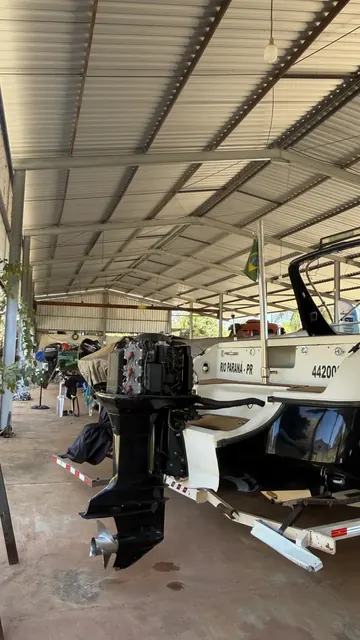 Corredor Amplo de Circulação de Barcos no Hangar