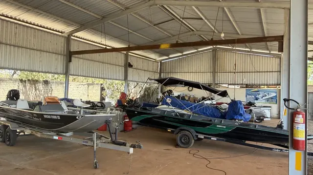 Frota de Barcos em Carretas Rodoviárias no Hangar