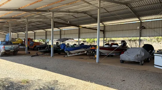 Pátio Coberto com Espaço Confortável para Manobras