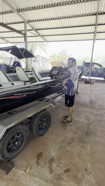 Tour pelo Hangar Coberto e Frota de Bass Boats